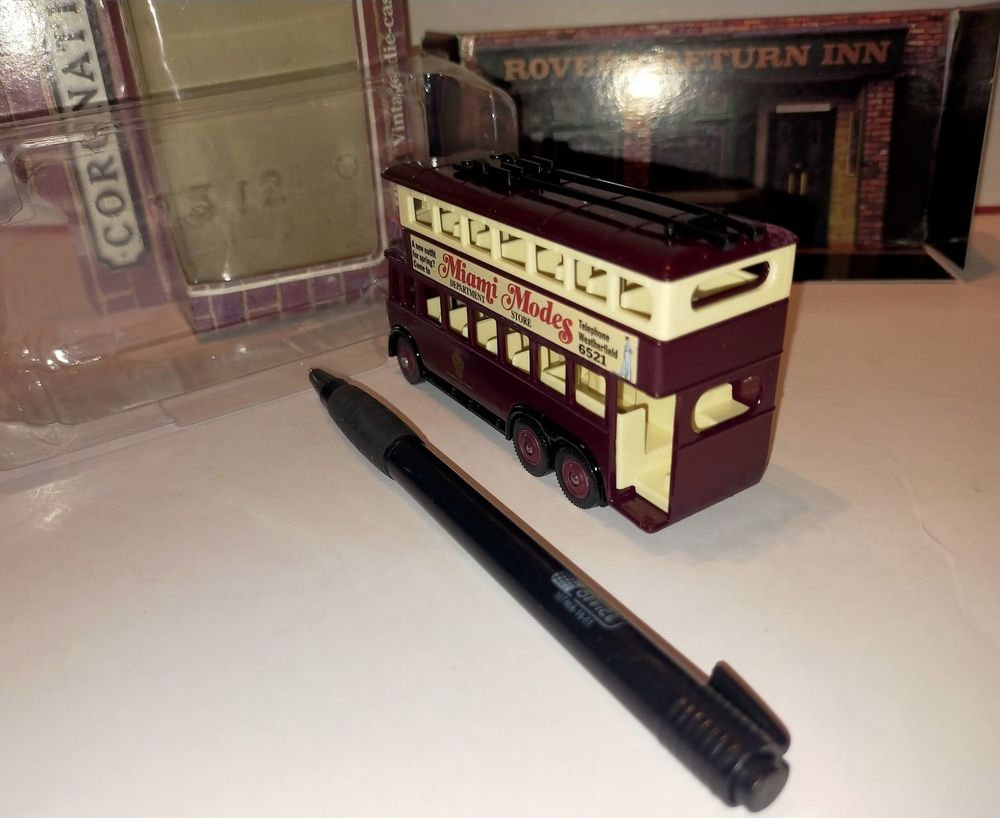 Lot complet de 2 Bus miniatures &agrave; imp&eacute;riale
Jeux / jouets
