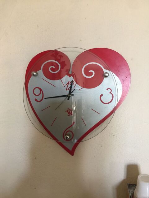 UNE PENDULE  MURAL EN FORME DE COEUR  15 Balbigny (42)