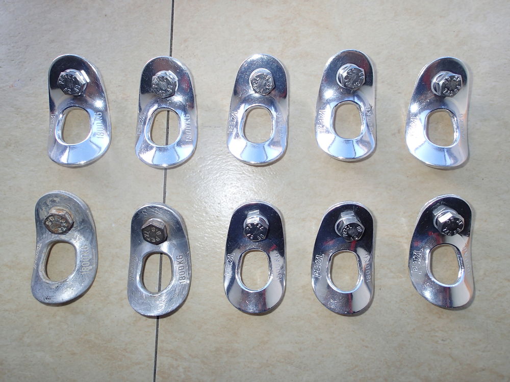 Lot de 14 plaquettes Petzl pour la sp&eacute;l&eacute;o Sports