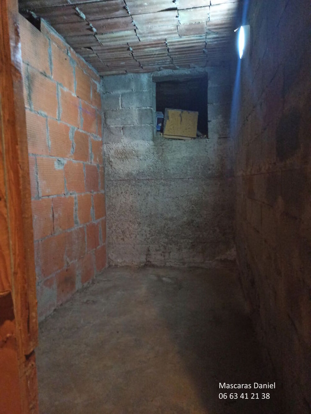   Cave 4 m² (9/10 m3), facile d'accès lumière sol dur bon état 