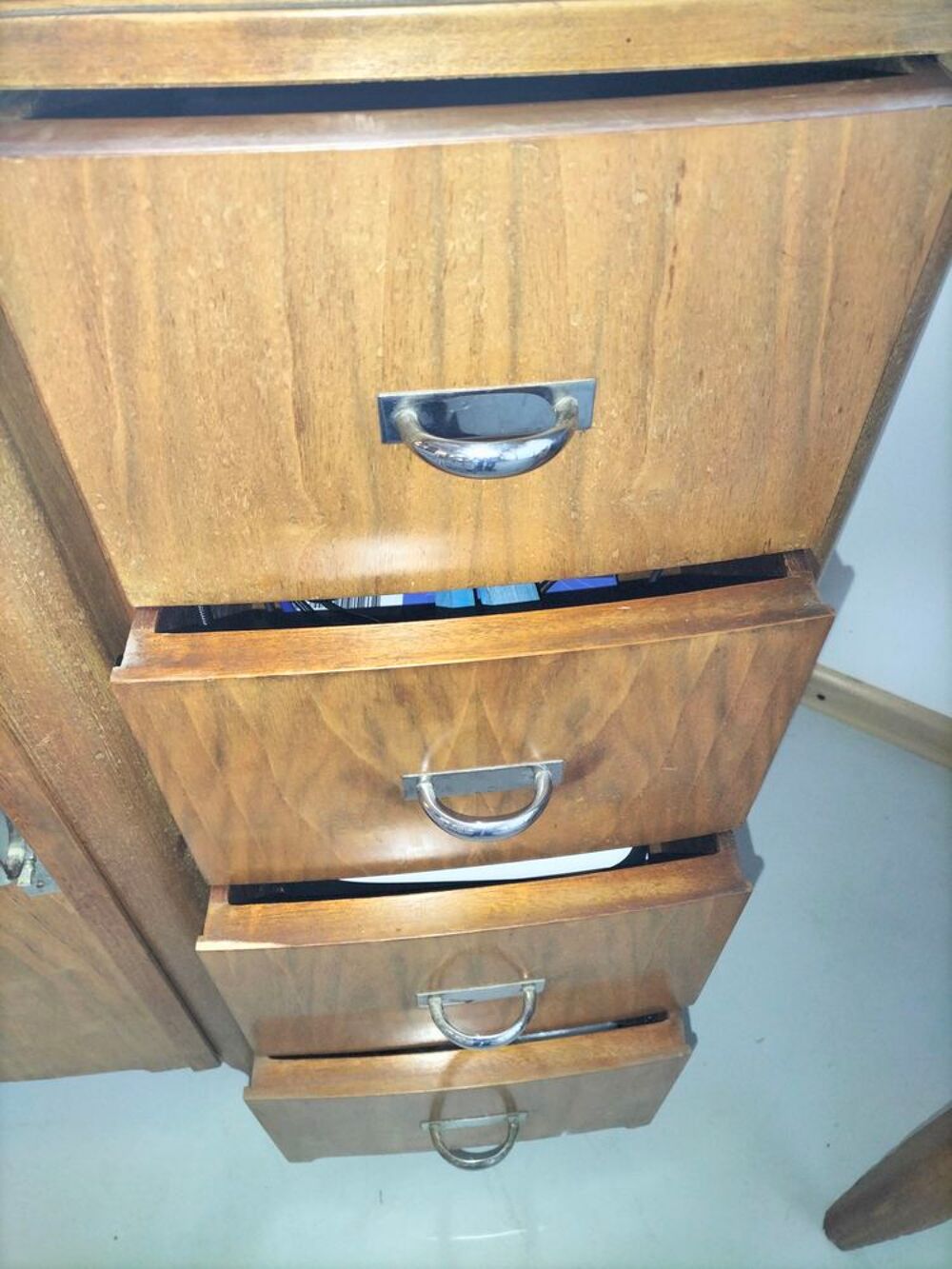 Meuble avec machine &agrave; coudre Singer 