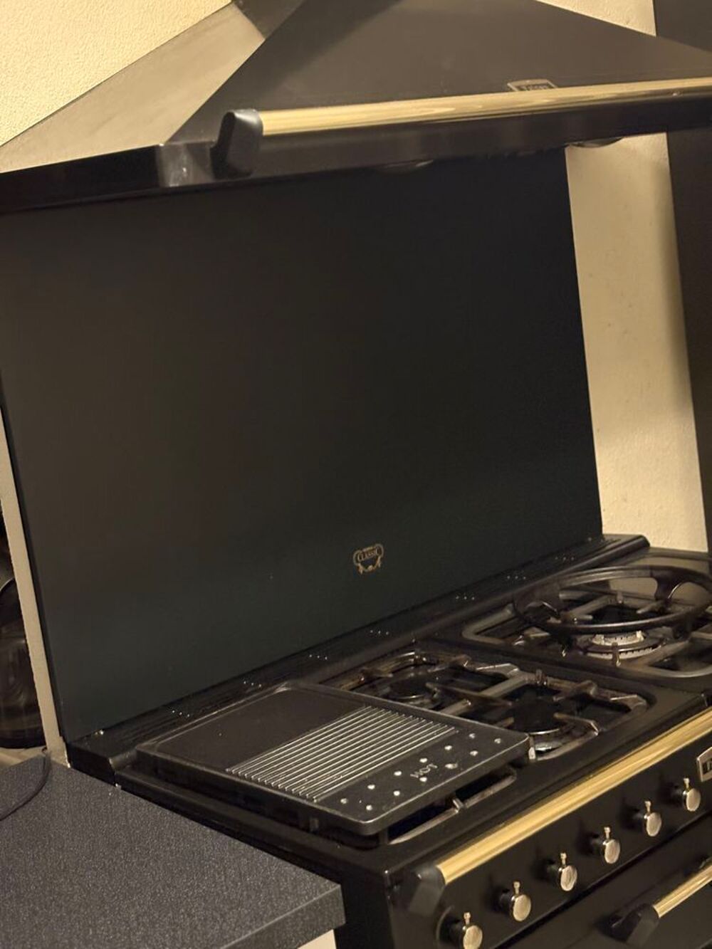 Cuisini&egrave;re "piano" Falcon Classic 110 noir mat cuivr&eacute;e. Cuisine
