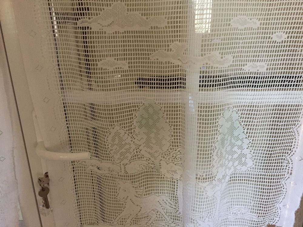 Deux rideaux blancs avec un motif d'arbres Décoration