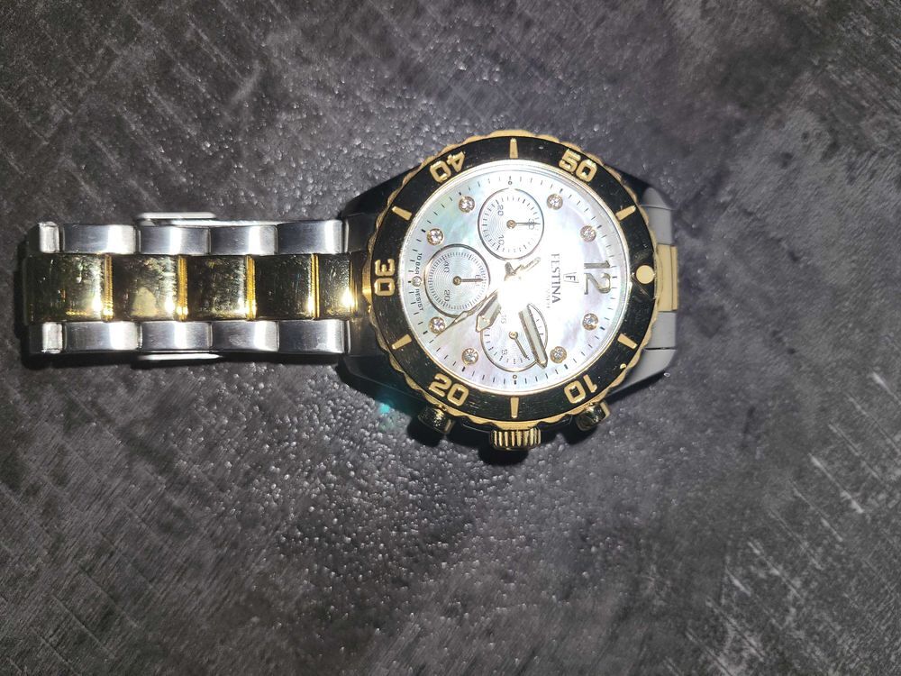 Tr&egrave;s+jolie+montre+Festina+femme+excellent+&eacute;tat. Bijoux et montres