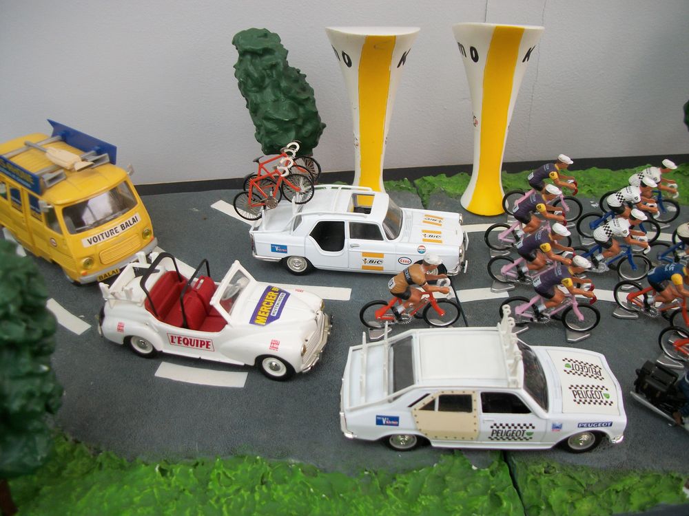 Cyclistes. Miniatures. Figurines. Jouets. Diorama. Norev. 