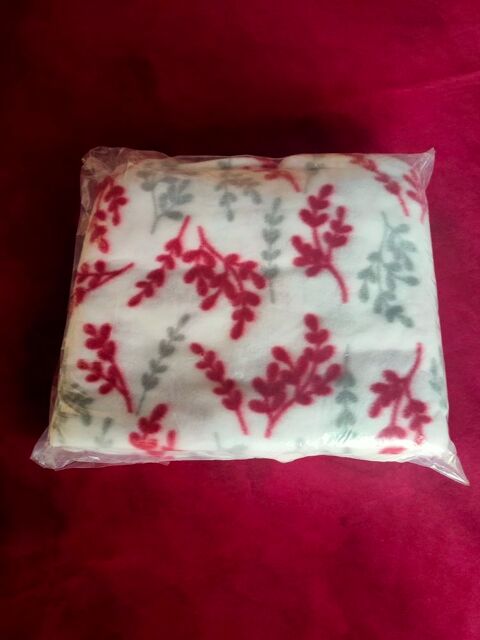 Plaid polaire 120 cm x 160 cm neuf jamais utilisé 8 Avermes (03)