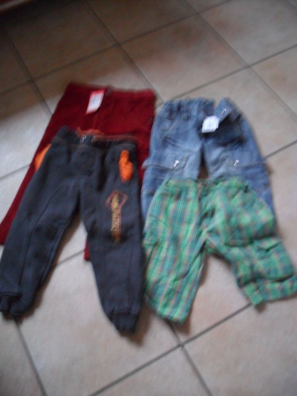 3 pantalons dont 1 Mar&egrave;se
1 bermuda
pour gar&ccedil;on
Vtements enfants