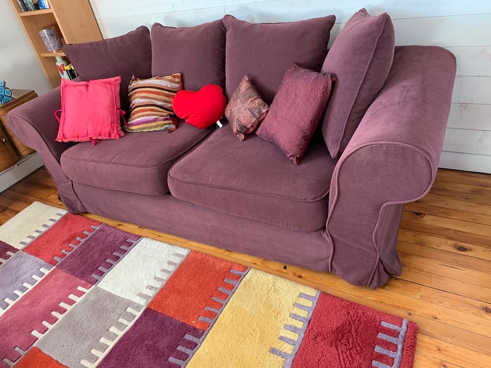 canap&eacute; de couleur mauve en tr&egrave;s bon &eacute;tat.
Meubles