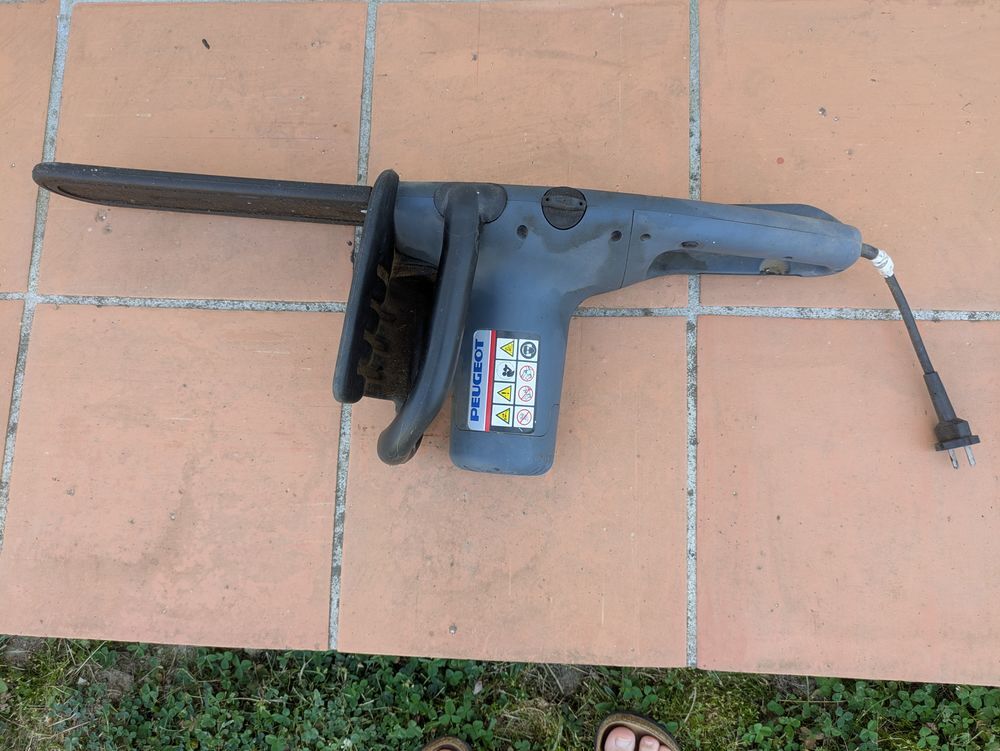 Taille haie et tron&ccedil;onneuse &eacute;lectrique Jardin