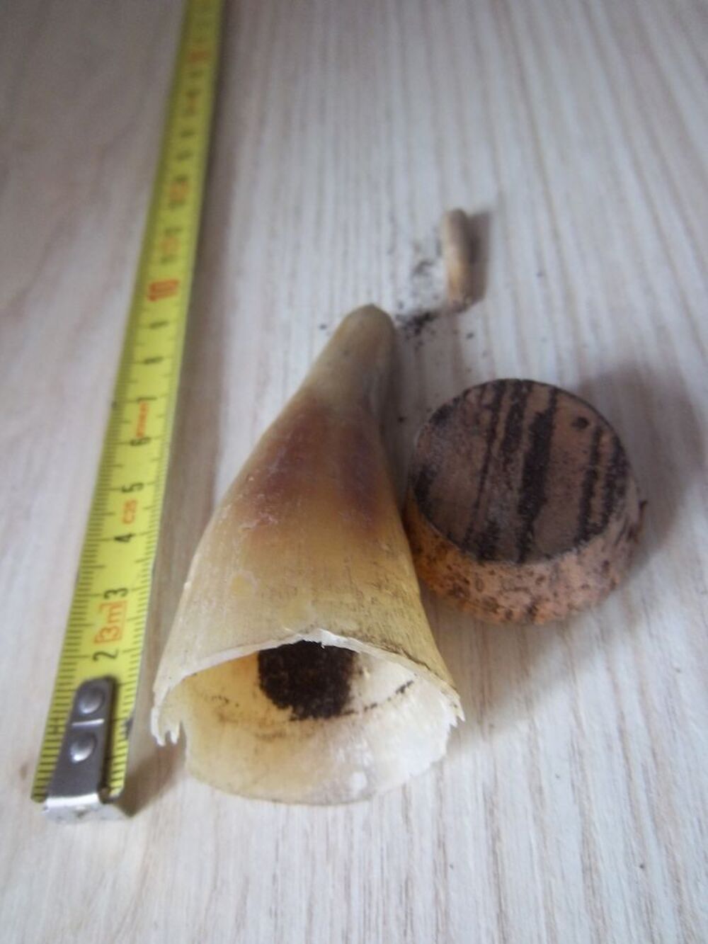 ancienne petite corne &agrave; poudre, bouchon en bois -Collection 