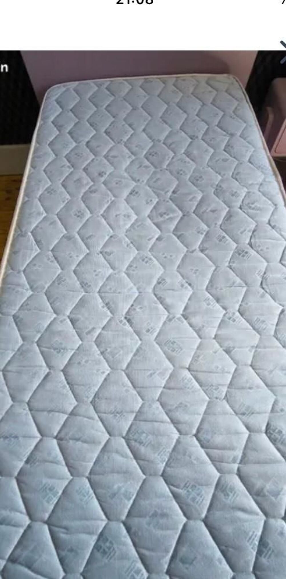 Lit simple rose avec matelas et table de nuit Mobilier enfants
