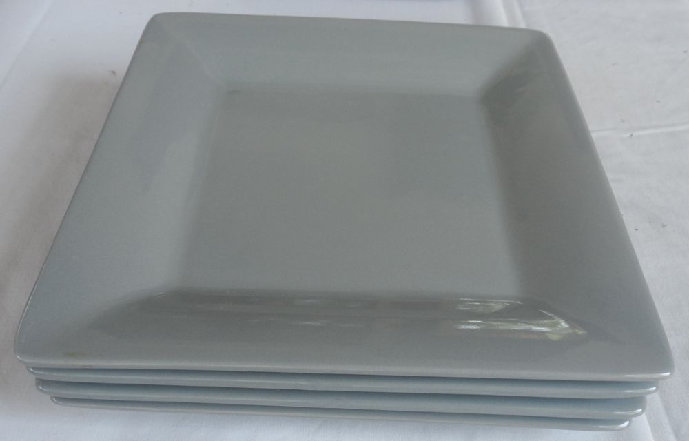 Lot de 11 assiettes carr&eacute;es grises en c&eacute;ramique
voir photos Cuisine