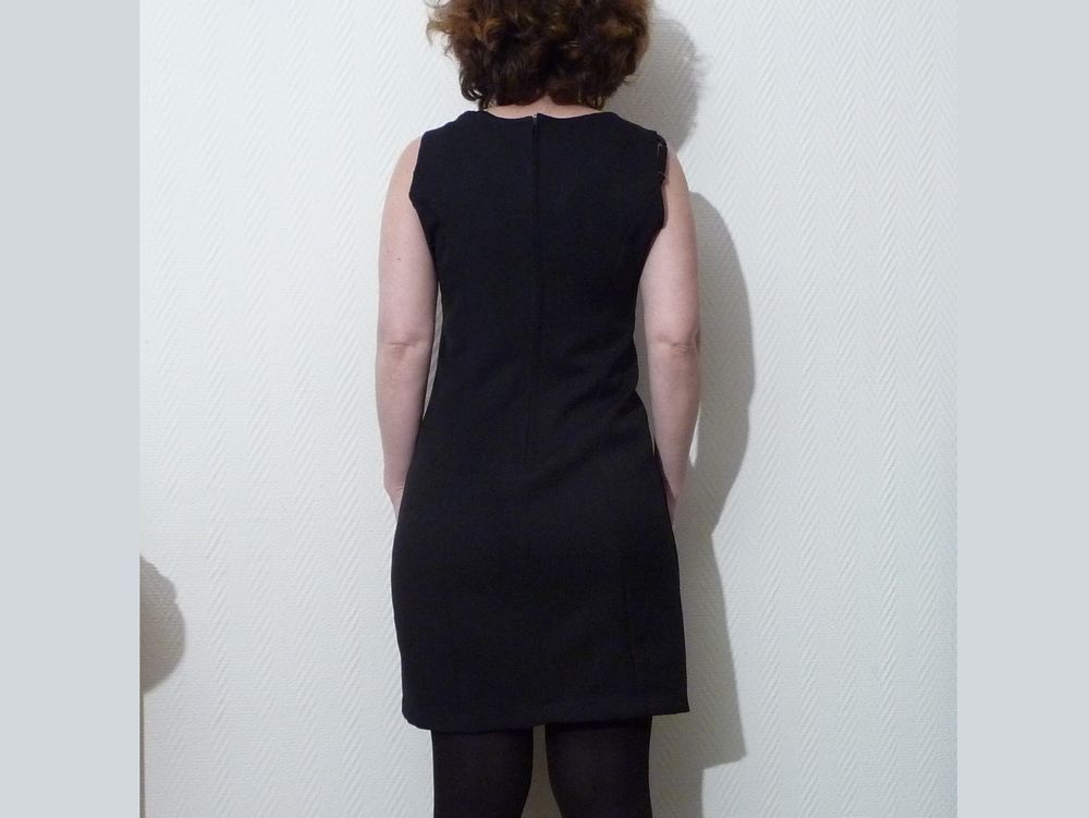 Robe Cintr&eacute;e Noir sans manches- Taille 36 Vêtements