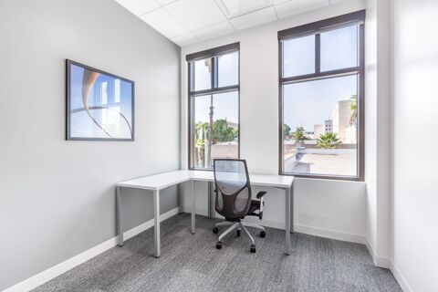 De magnifiques bureaux sur mesure pour 1 personnes à Spaces Le Patio 405 06410 Biot