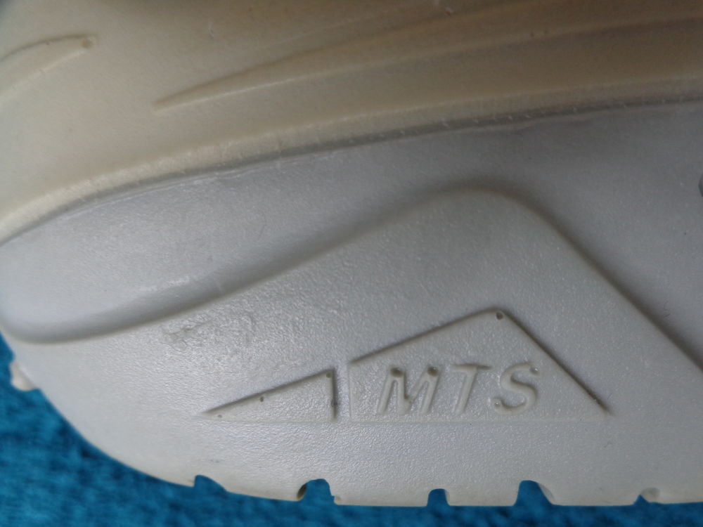 Mocassins de s&eacute;curit&eacute; en cuir blanc marque STM. Chaussures
