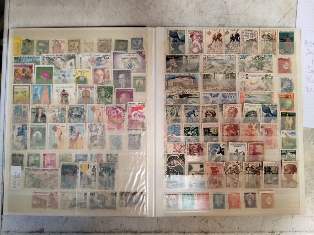 Lot de timbres de collection en classeur 
