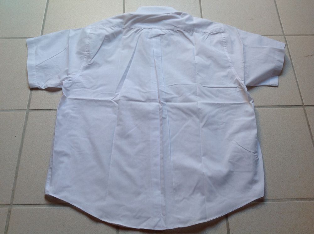 CHEMISE BLANCHE MANCHES COURTES TAILLE L Envoi possible
Vêtements