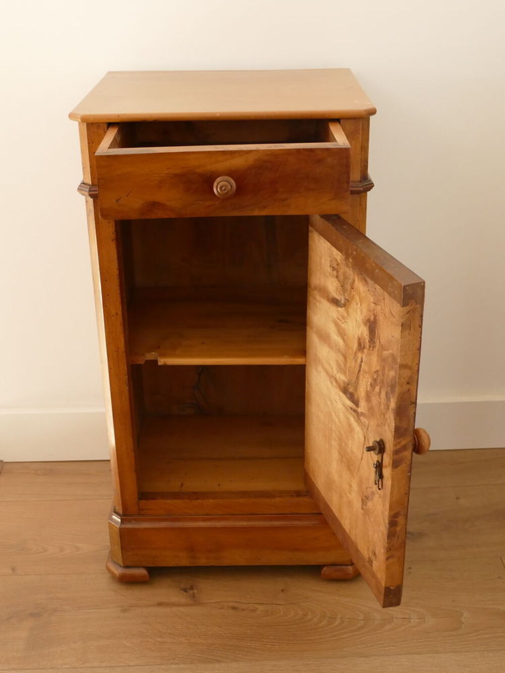 TABLE DE CHEVET Meubles