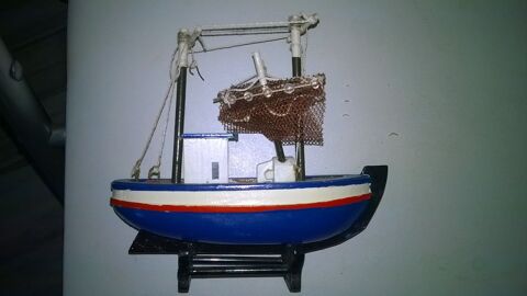 Maquette Bateau
Peche en mer
Avec filets 
13 cm de long
1 8 Talange (57)