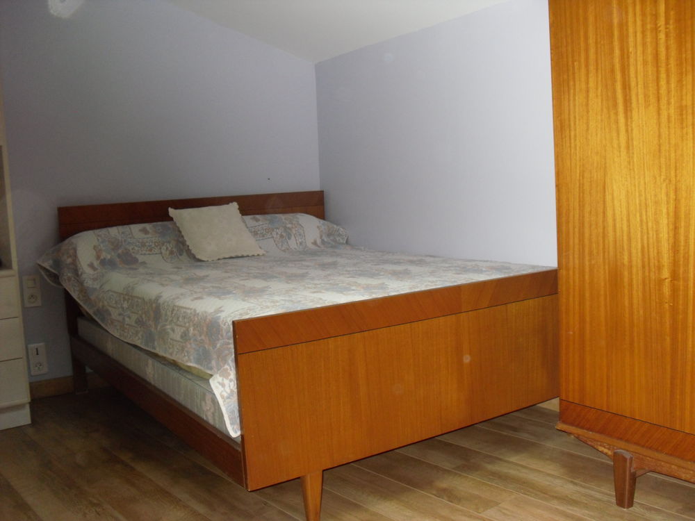 1 chambre lit
1 salle &agrave; manger merisier
Meubles