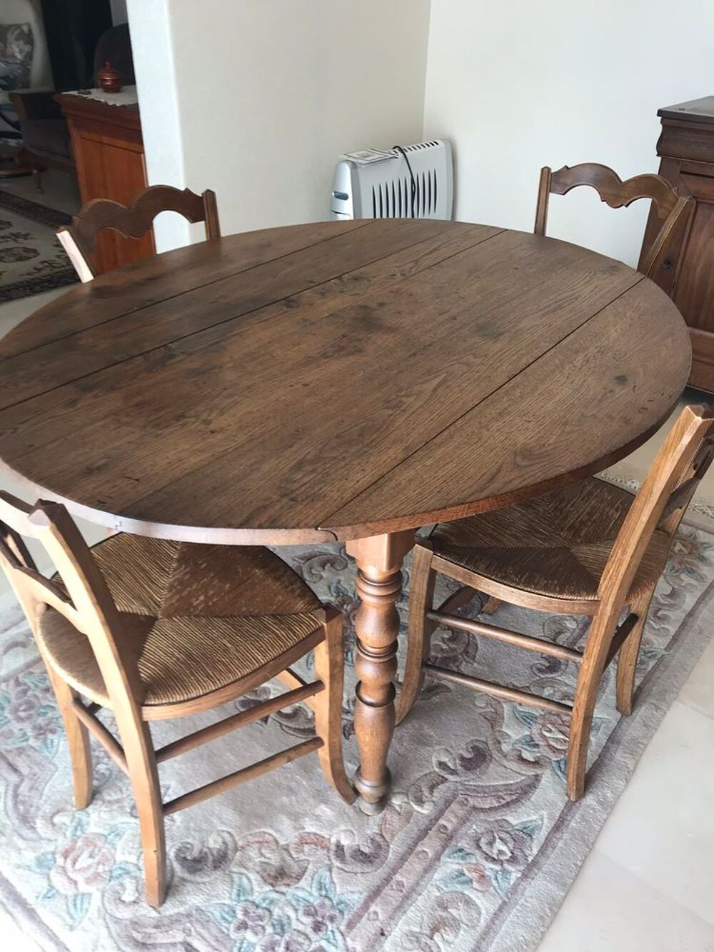 TABLE ANCIENNE OVALE AVEC CHAISES Meubles