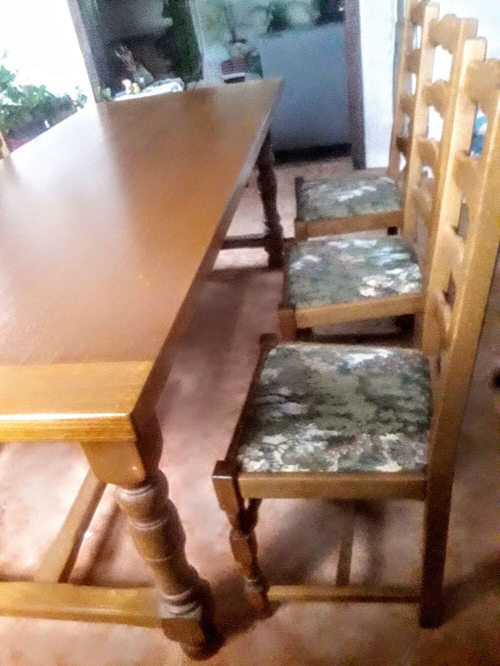 Grande table de salle &agrave; manger avec ses six chaises Meubles