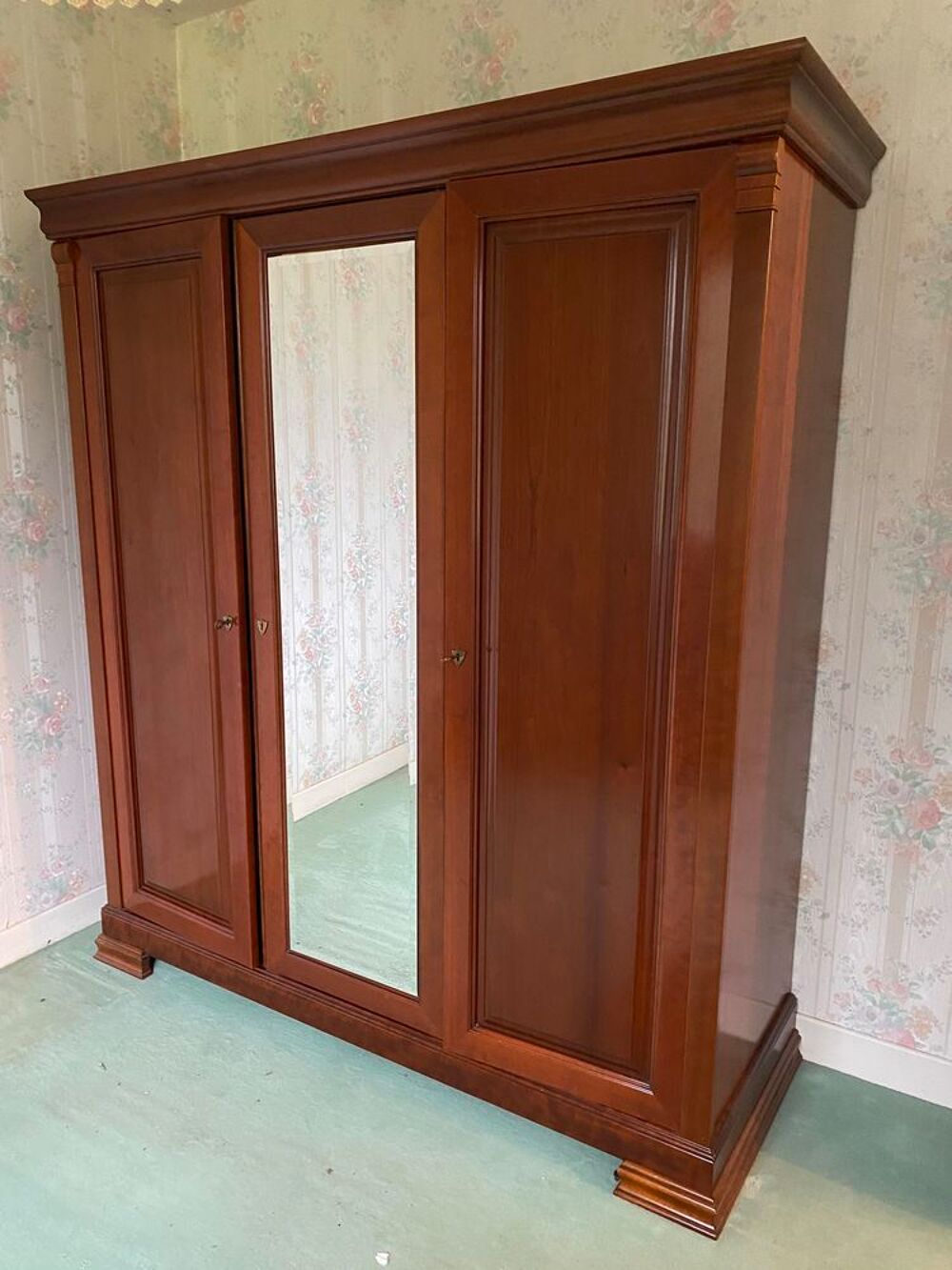 Une chambre lit + armoire merisier
Meubles