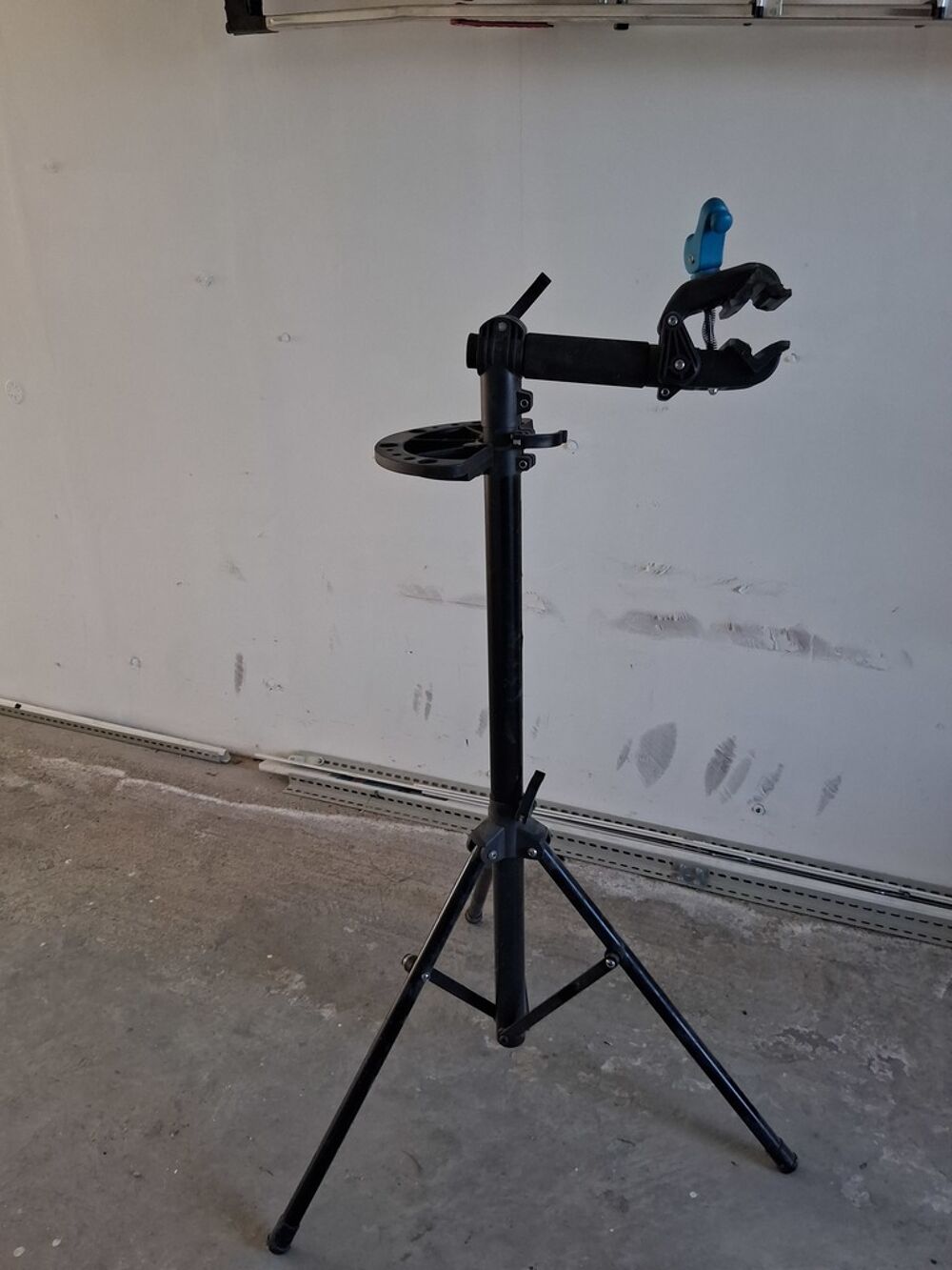 Pied d'atelier v&eacute;lo avec pince Vélos
