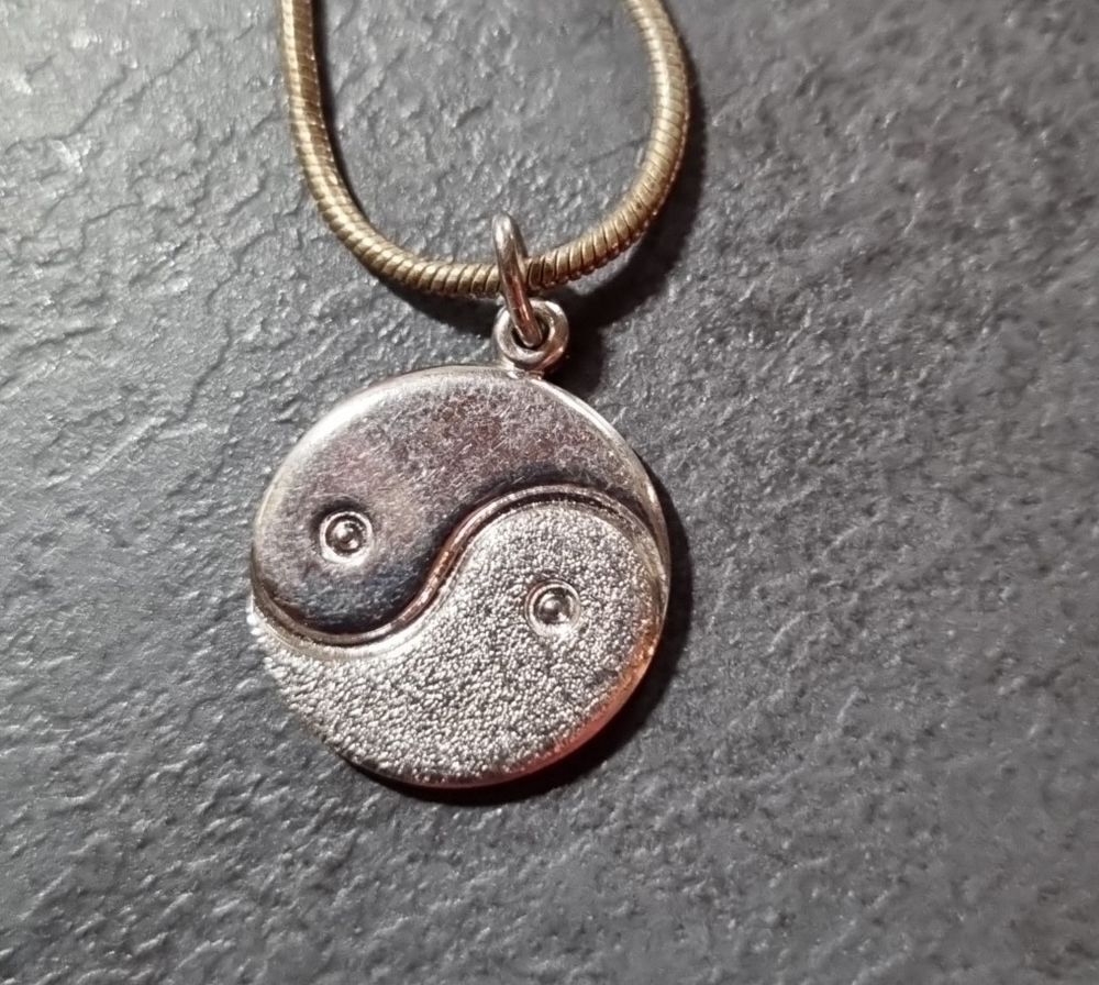 Une cha&icirc;ne et son pendentif yin yang. Fantaisie Bijoux et montres