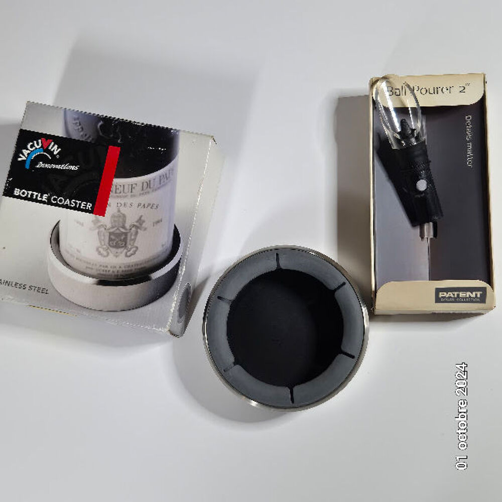 Lot d'accessoires autour du vin, un anti goutte et un dessou Cuisine