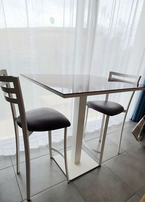 Table verre et tabourets 340 Saint-Martin-de-Londres (34)