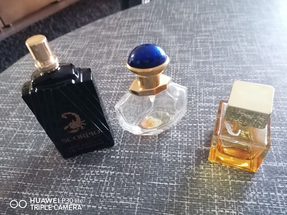 Lot de 22 flacons de parfum vides 