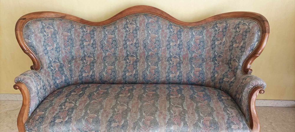 Beau canap&eacute; rustique, bois et tissu. Meubles
