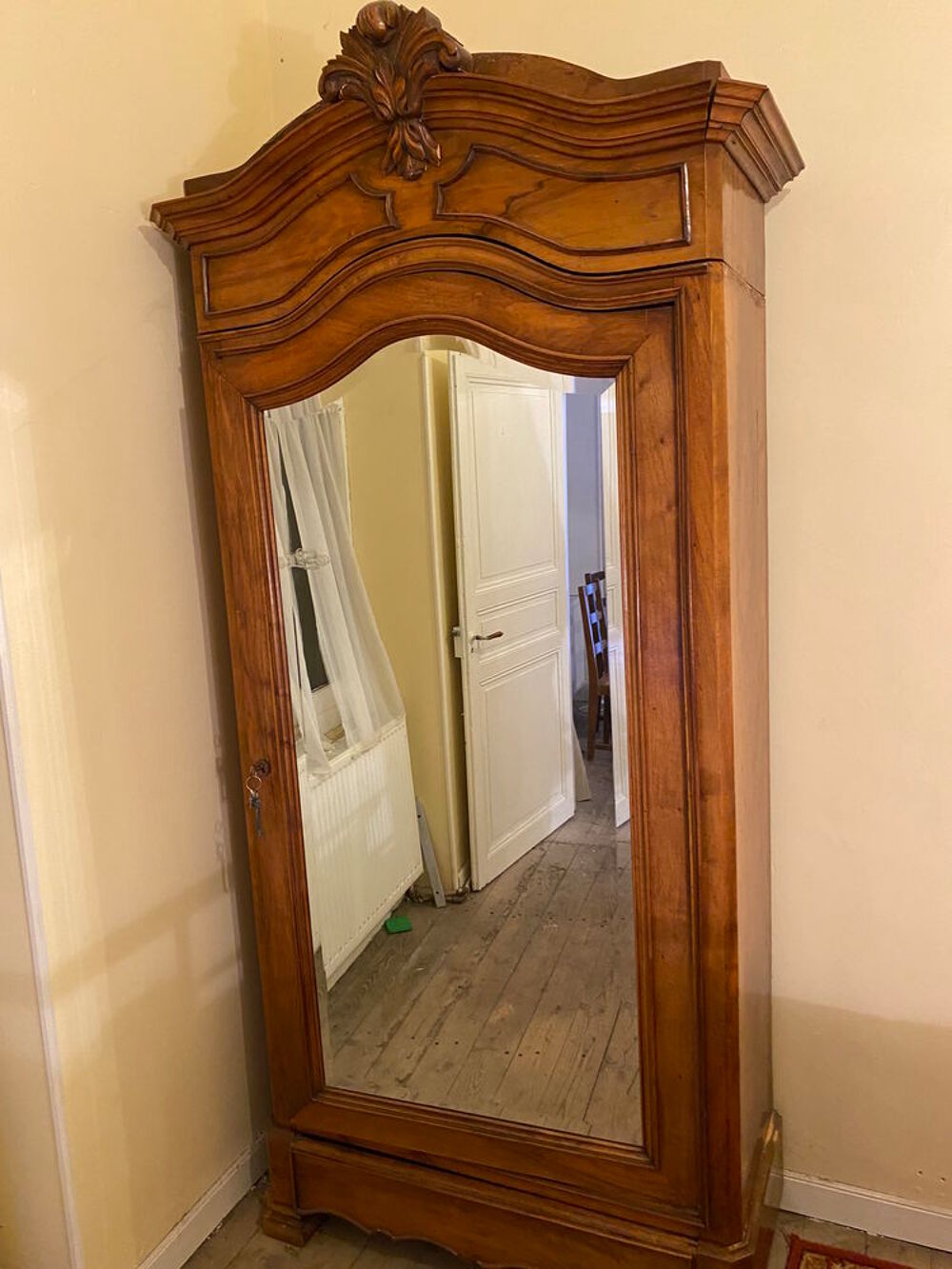 Antique: Armoire avec miroir, gardeuse, etc. Meubles