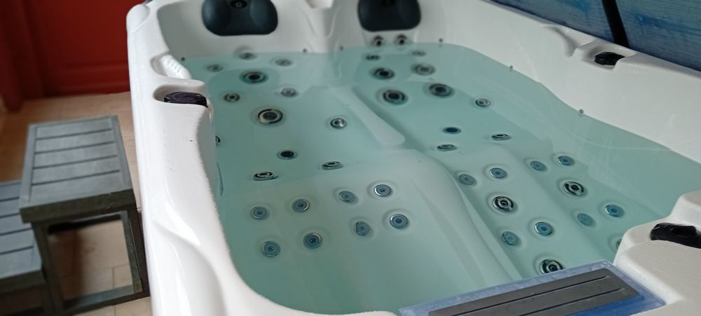 jacuzzi neuf 2 positions allong&eacute;es Sports