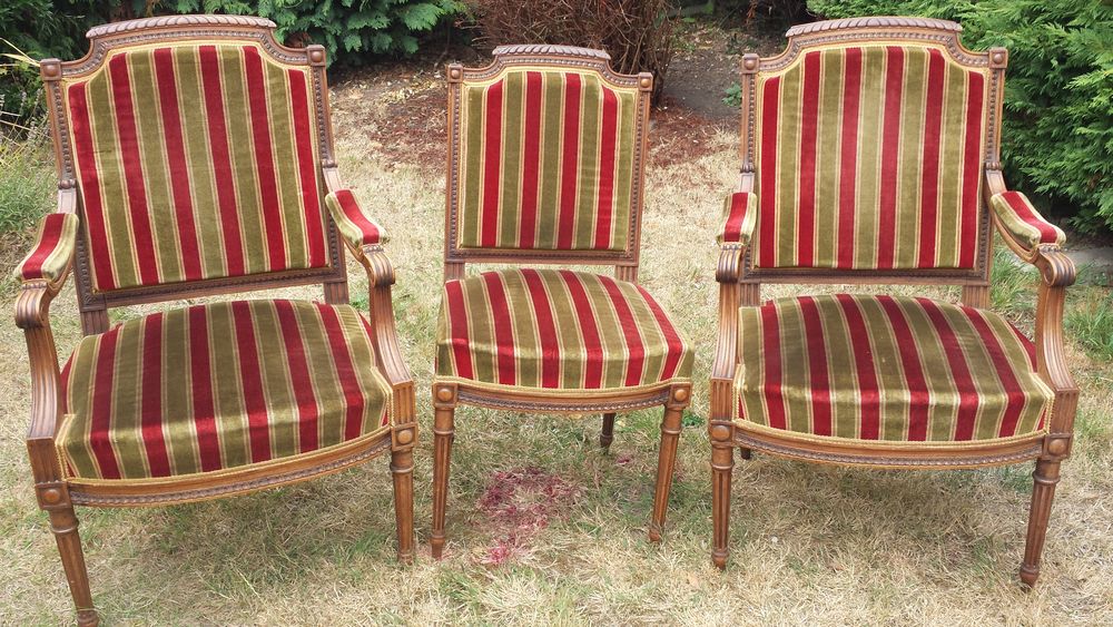 2 fauteuils et 1 chaise de style
Meubles