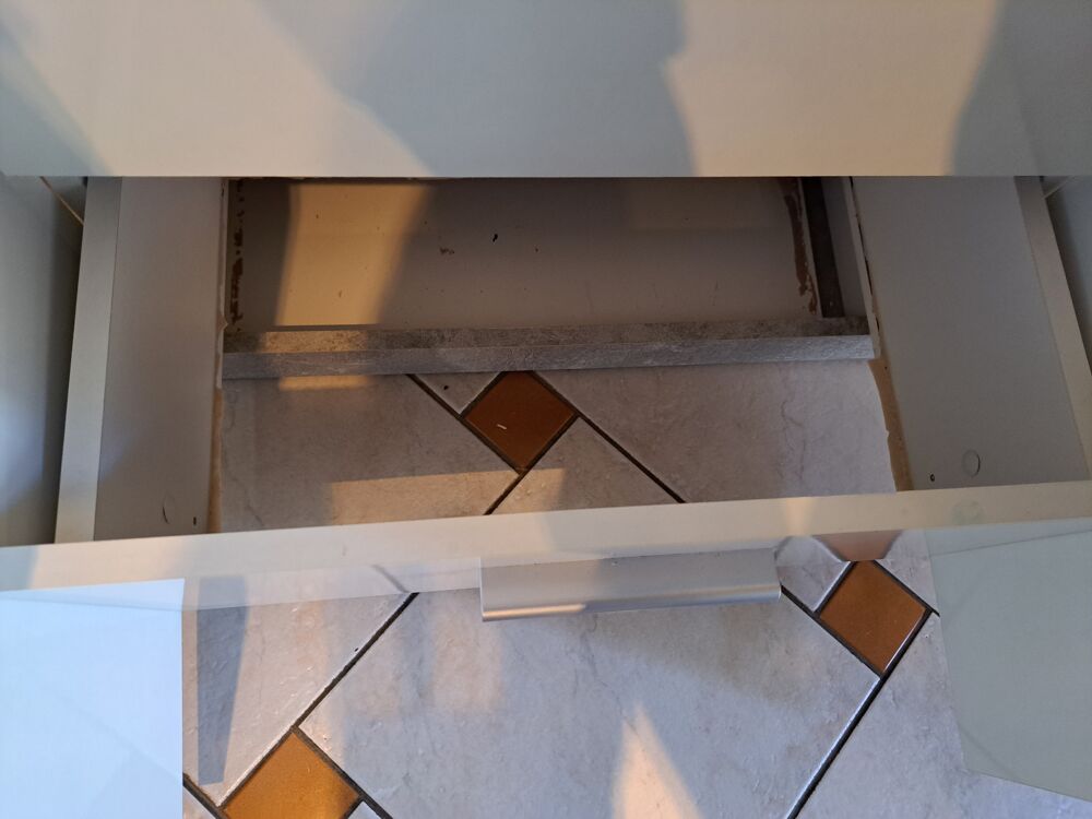 Beau meuble bas couleurs blanc/beton. Meubles