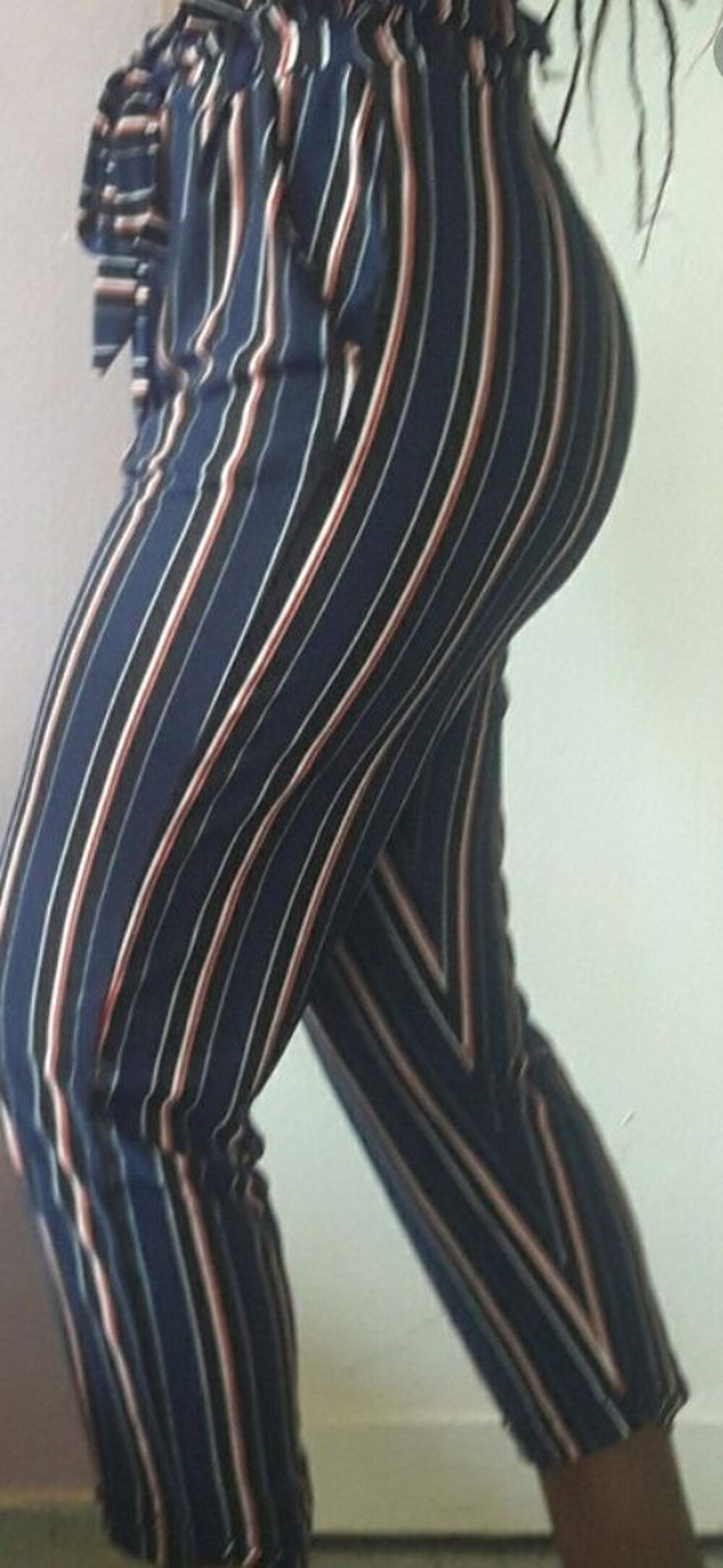 Pantalon fluide jennyfer taille L
Vêtements