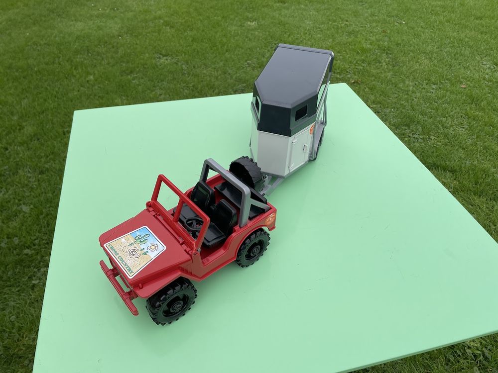 Jeep avec une remorque &agrave; chevaux (Van) Bruder Jeux / jouets