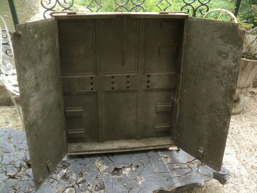 Ancienne Armoire &agrave; Outils M&eacute;tal Kaki V&eacute;hicule Militaire. Meubles
