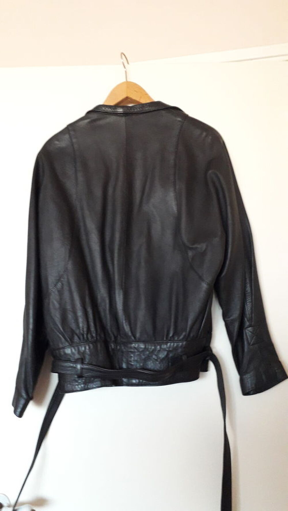 Blouson cuir femme
Vêtements