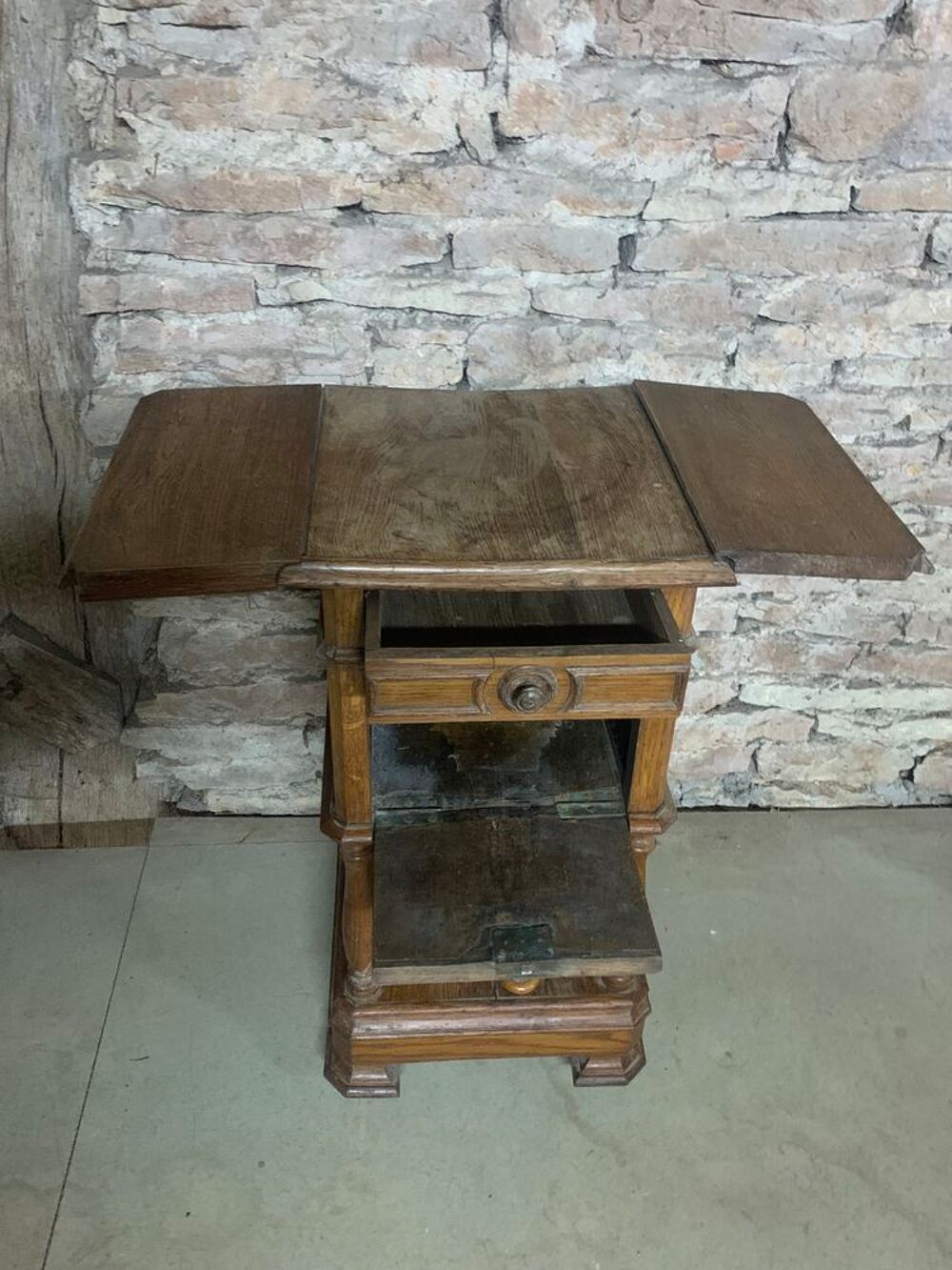 Table de nuit avec volets 
Meubles
