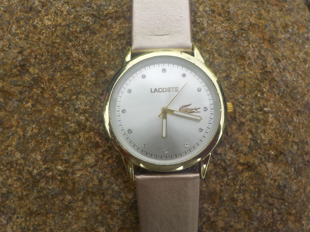 MONTRE FEMME FANTAISIE DOREE Livres et BD