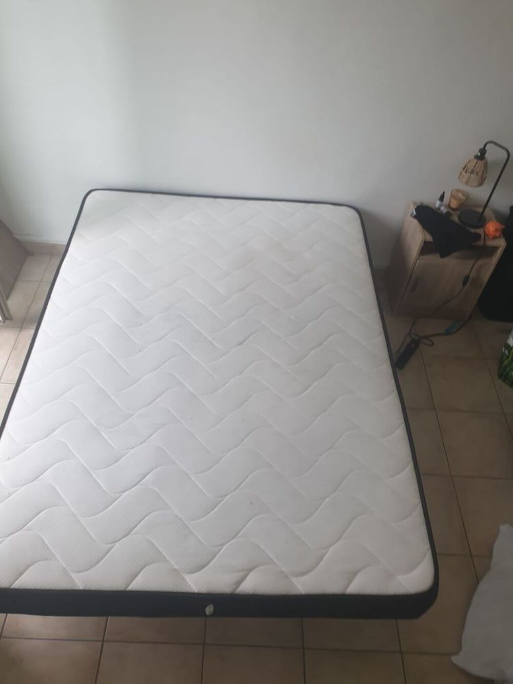 Lit complet (sommier, matelas, pieds) Meubles