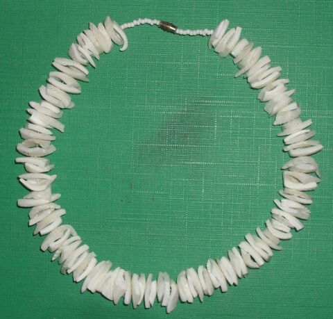 Tr�s joli collier de pierres blanches 15 Montreuil (93)