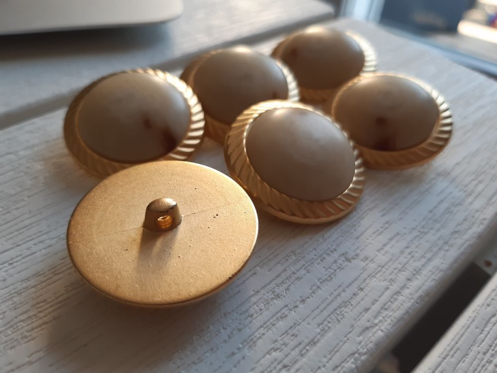 LOT de 6 boutons 3,2cm dor&eacute;/blanc cabochon Bijoux et montres