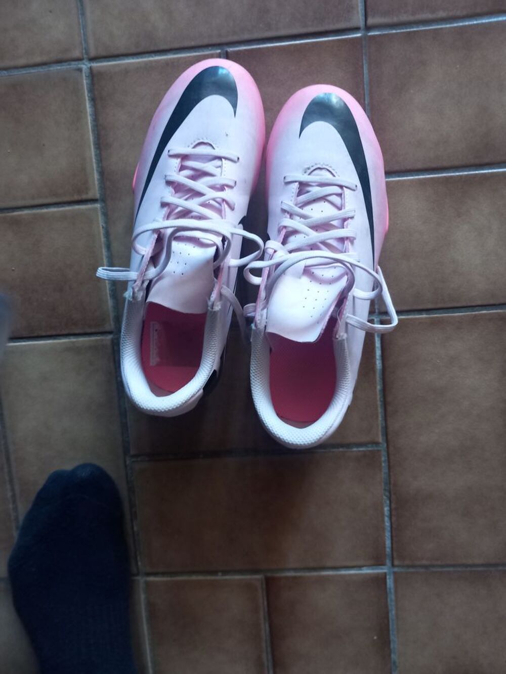 Chaussures &agrave; crampons Nike rose et blanc Sports