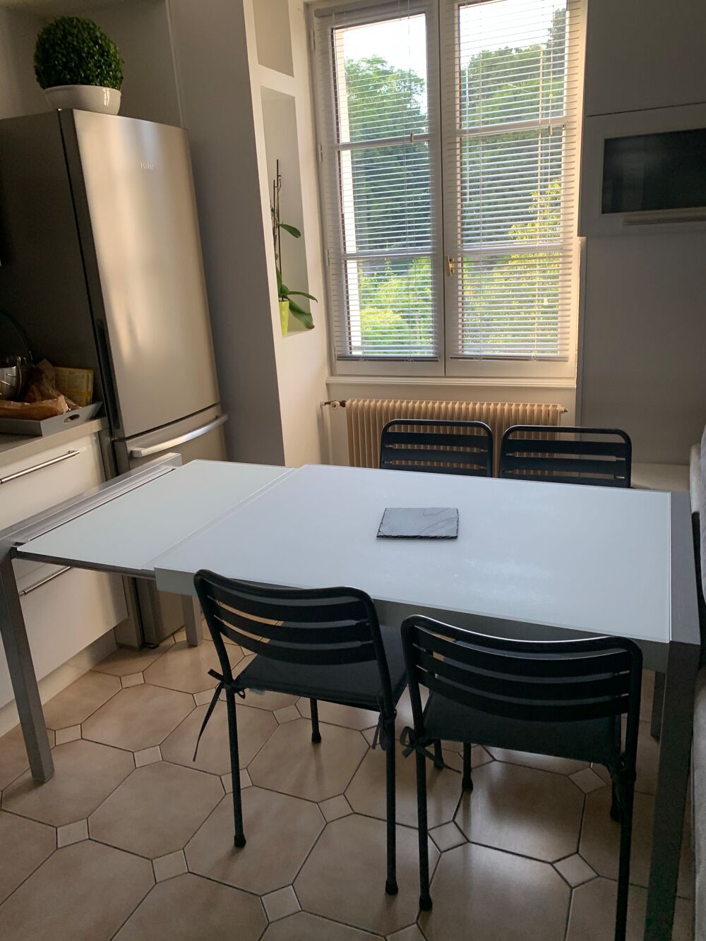 tr&egrave;s belle table en verre mat quatre pieds. Meubles