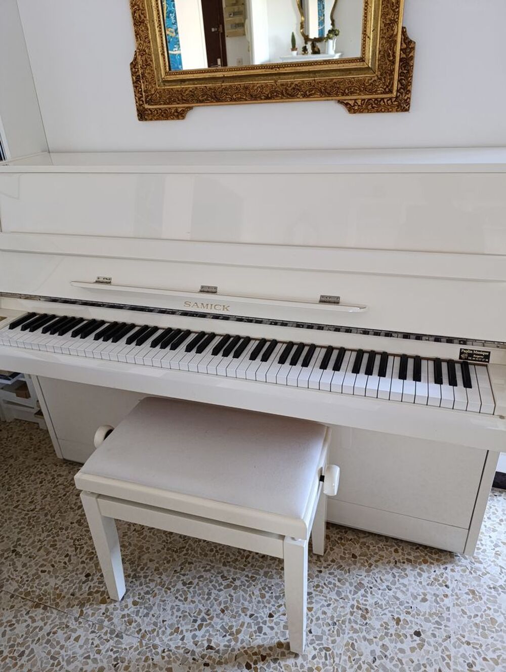 Tr&egrave;s beau piano droit blanc Instruments de musique