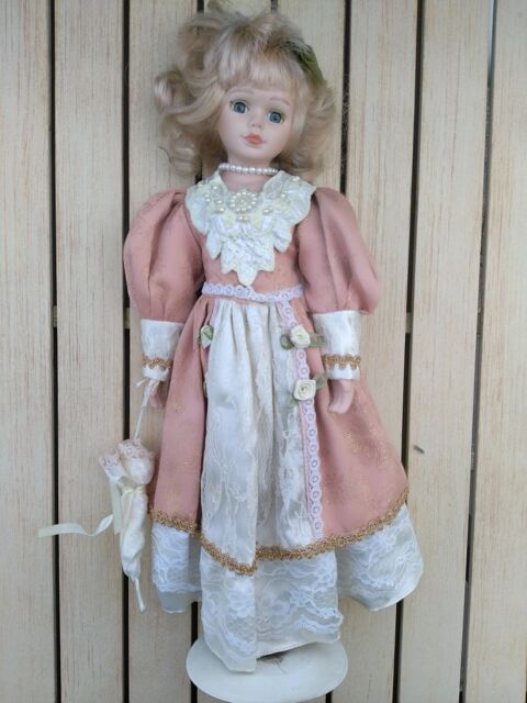 Poupée en porcelaine rose avec ombrelle
5 Breuillet (91)